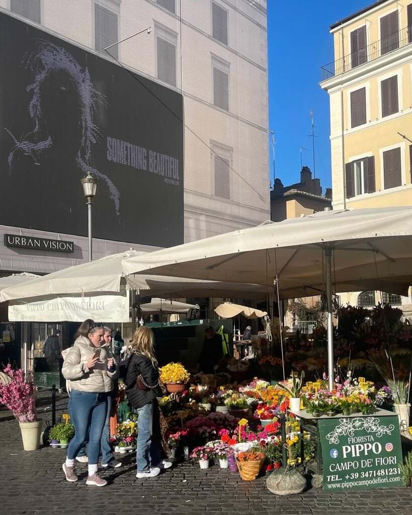 Miley Cyrus, il teasing per la sua nuova musica passa anche per Roma e Milano 3 Campo de Fiori