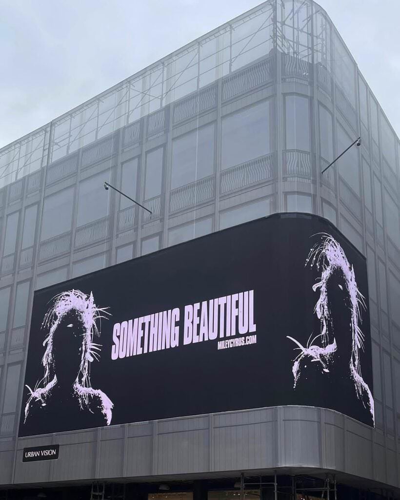 Miley Cyrus, il teasing per la sua nuova musica passa anche per Roma e Milano 1 Corso Vittorio Emanuele