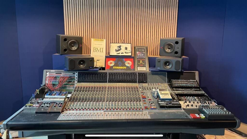 Mixer e Fiori di C 1 scaled e1741355685289