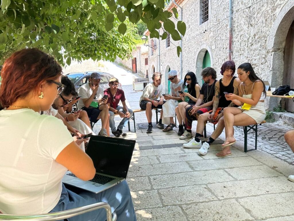 photo 5830444368501262811 y