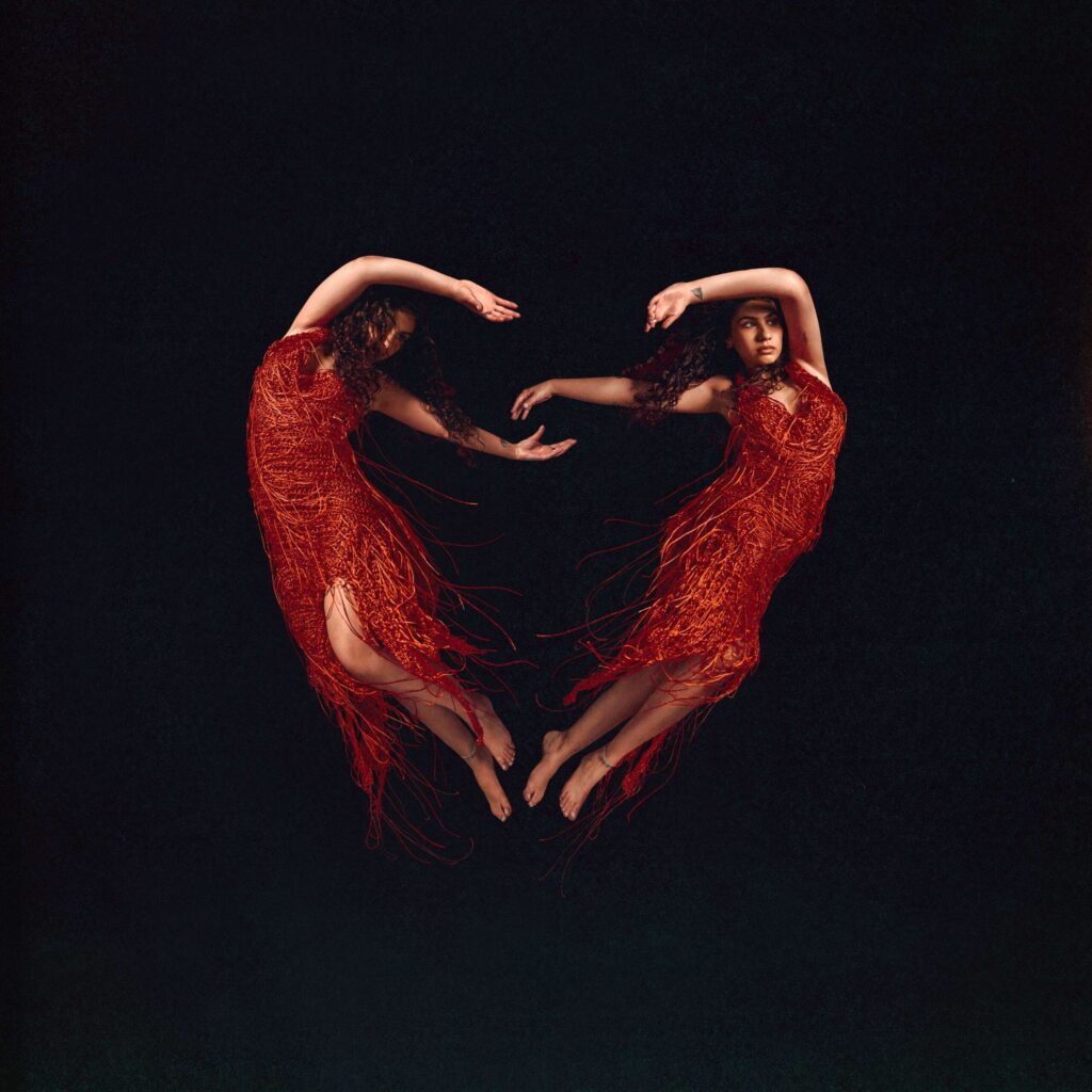 Alessia Cara: "Love & Hyperbole" è il suo capolavoro, ma nessuno se n'è accorto - RECENSIONE 1 DELUXE COVER FINAL JPG 3000x3000 scaled 1