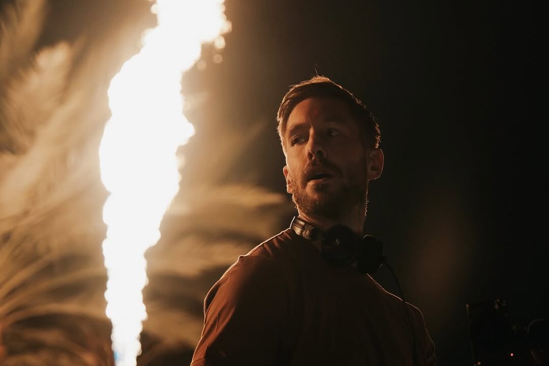 Calvin Harris e i Kasabian pubblicano “Release the Pressure”: indie-rock britannico ed elettronica a confronto