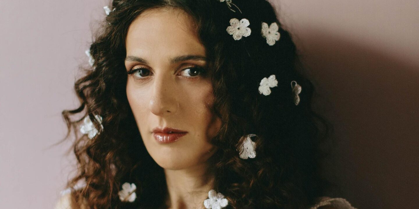 Carolina Bubbico esplora la rinascita interiore nel singolo “Uma Rosa e Um Bordado”, tra jazz, pop e Brasile