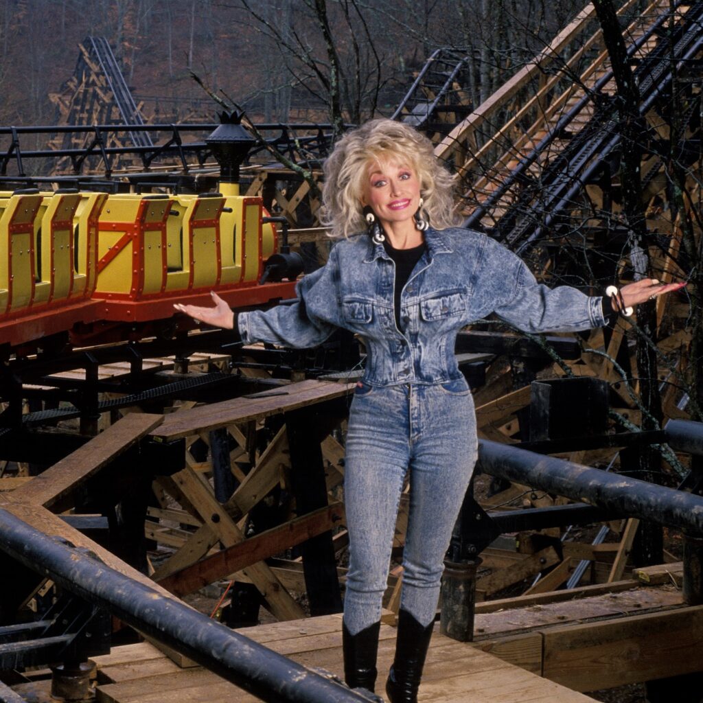 “Jolene”, la storia della canzone che ha reso immortale Dolly Parton: dalla gelosia per Carl Dean alle cover di Miley Cyrus e Beyoncé 2 SnapInsta.to 650736892 18571680592055758 4542210294965664023 n